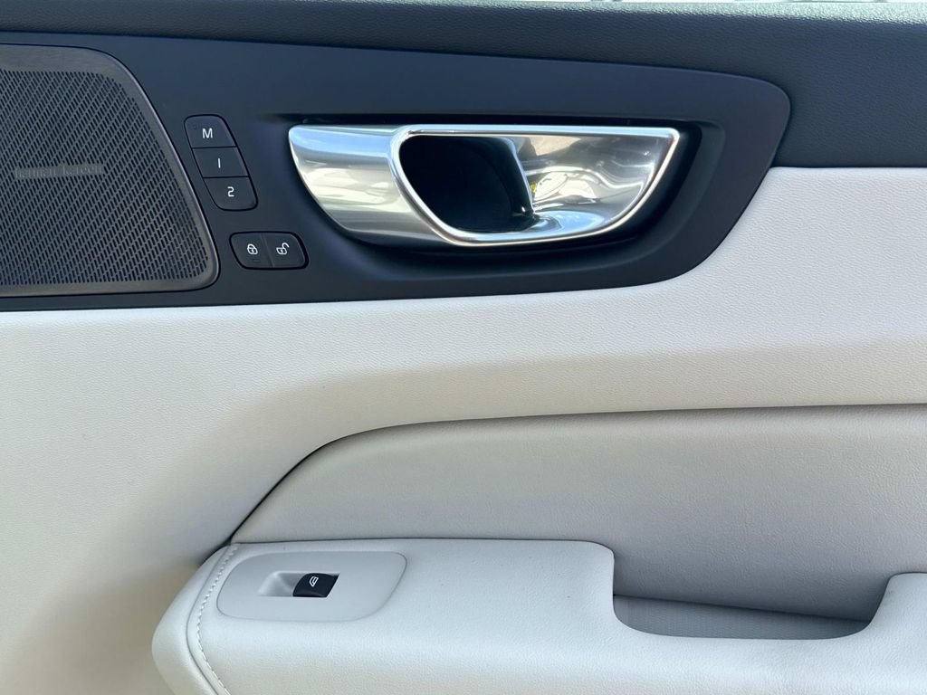 New 2026 Volvo XC60 T8 Ultra w/ Protection Package Premier AWD/4WD image 19