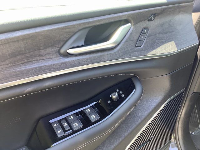 New 2023 Jeep Grand Cherokee Overland w/ Luxury Tech Group IV AWD/4WD image 10