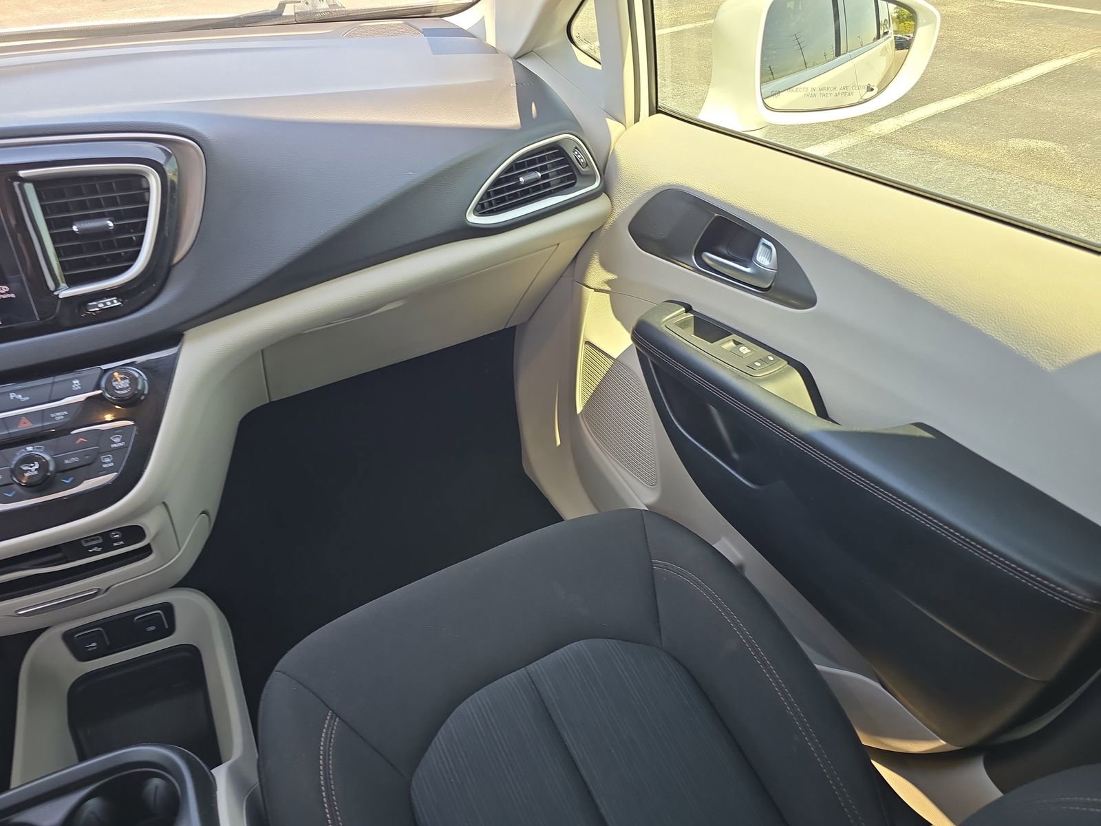 Used 2020 Chrysler Pacifica Touring image 11