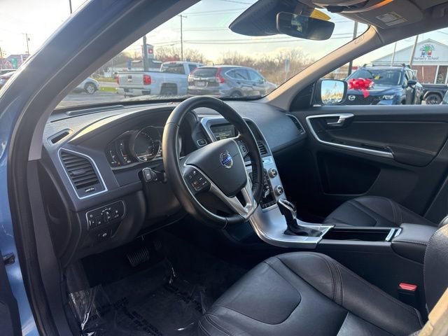 Used 2017 Volvo XC60 T6 Dynamic w/ Advanced Package image 9