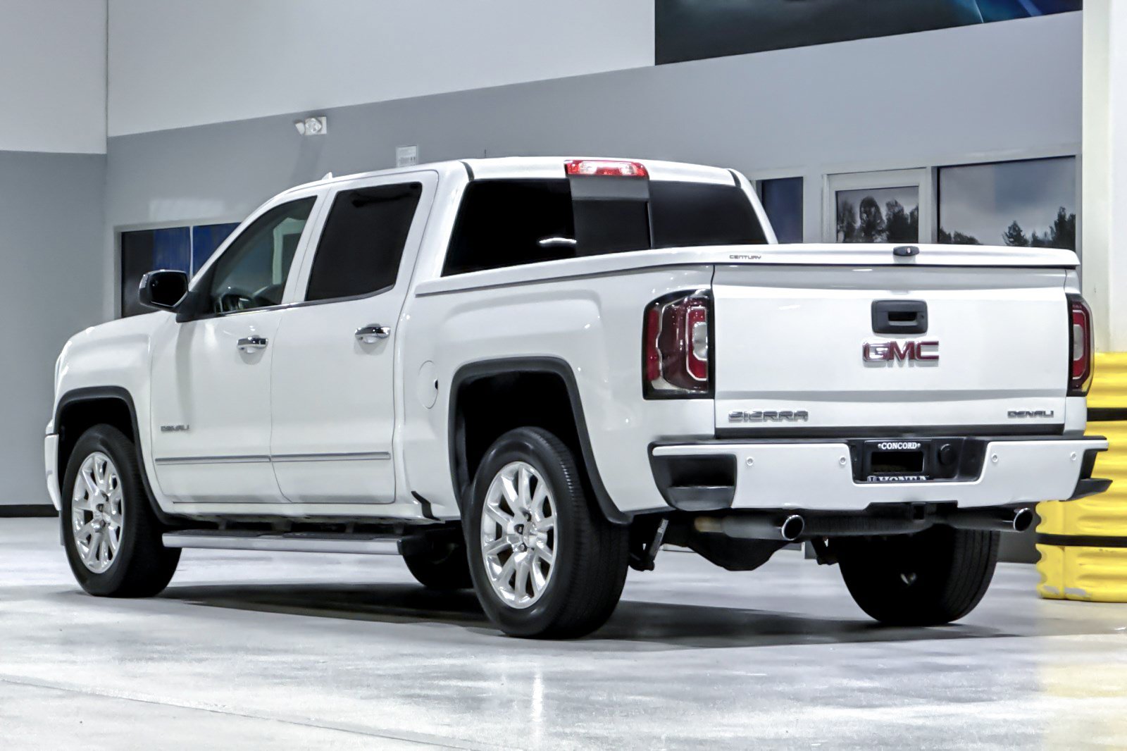 Used 2016 GMC Sierra 1500 Denali w/ Enhanced Driver Alert Package AWD/4WD image 3