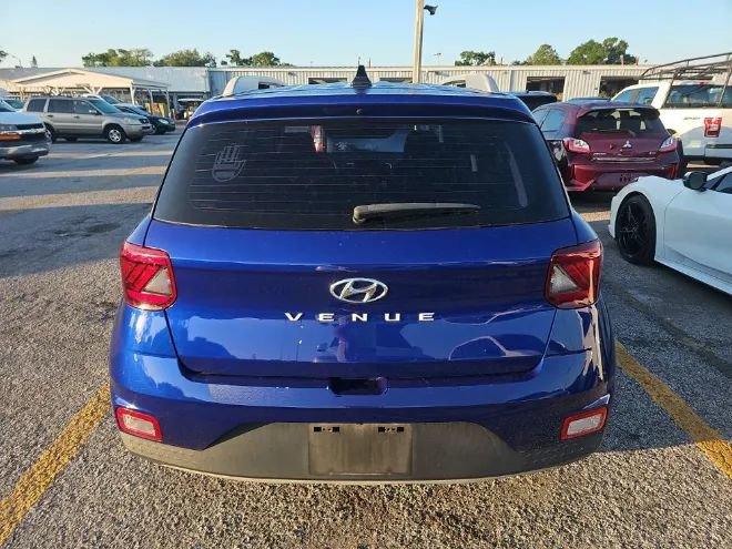 Used 2022 Hyundai Venue Limited FWD image 3
