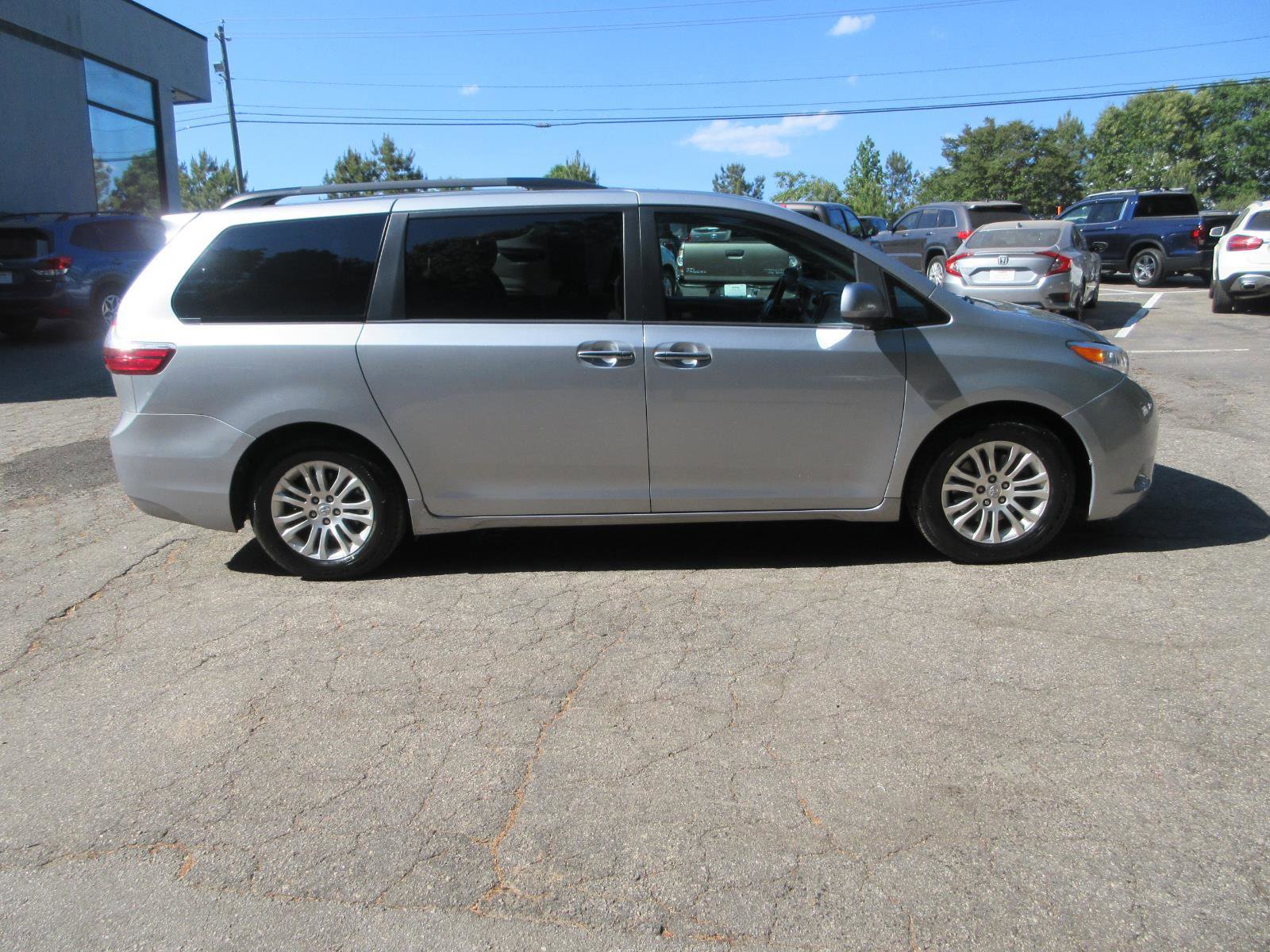 Used 2017 Toyota Sienna XLE FWD image 6