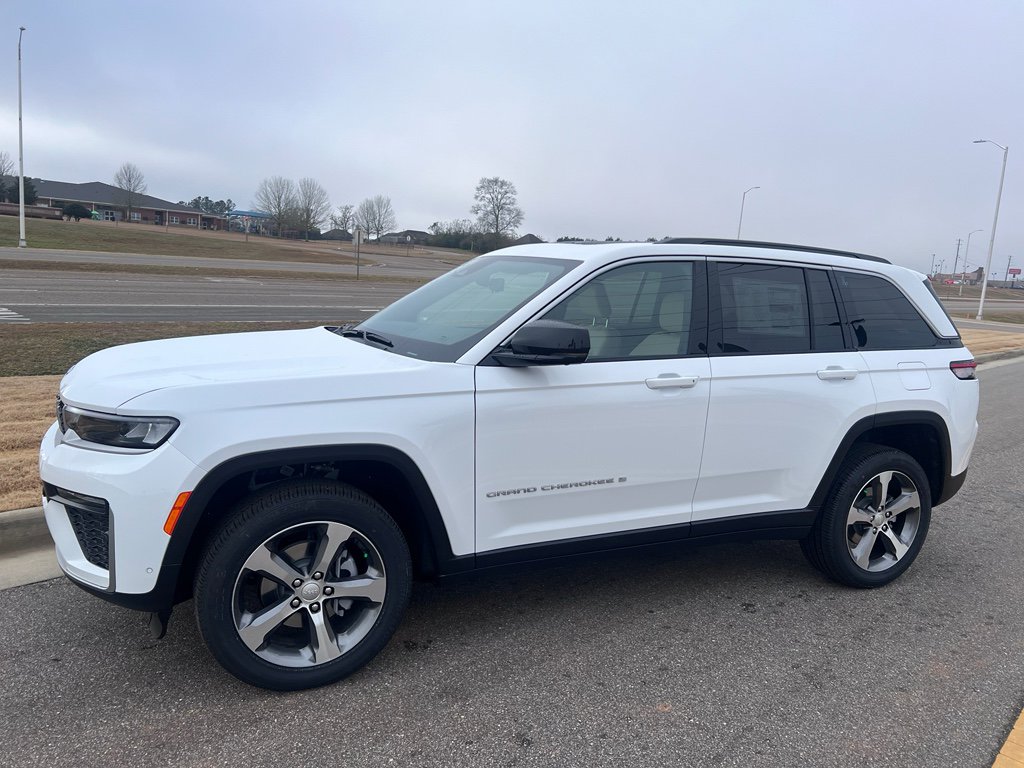 New 2026 Jeep Grand Cherokee Limited w/ Luxury Tech Group II RWD image 9
