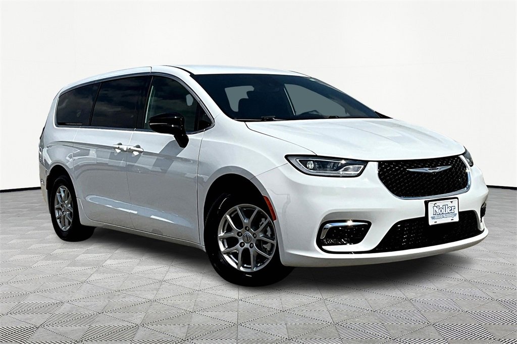 Used 2025 Chrysler Pacifica Select image 12