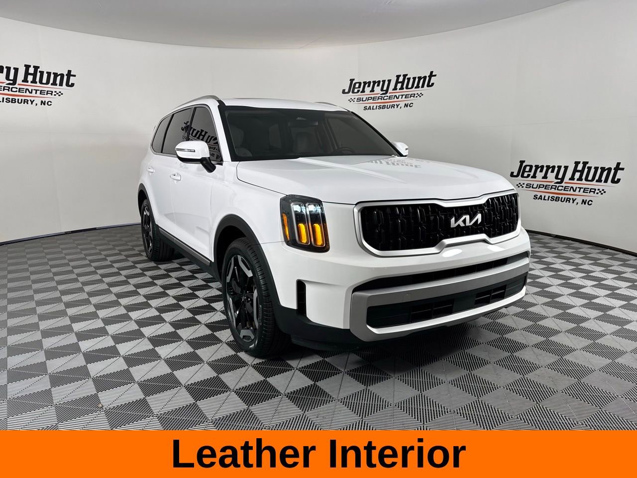 Used 2024 Kia Telluride EX w/ EX Captain's Chair Package image 5