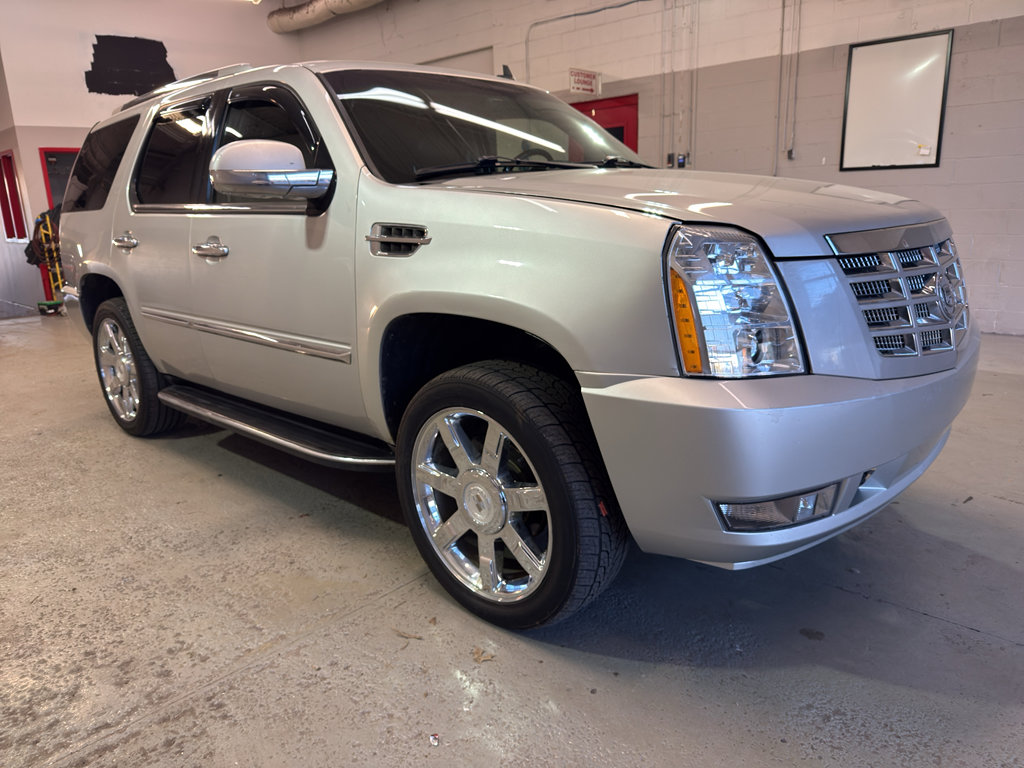 Used 2010 Cadillac Escalade Luxury AWD/4WD image 1