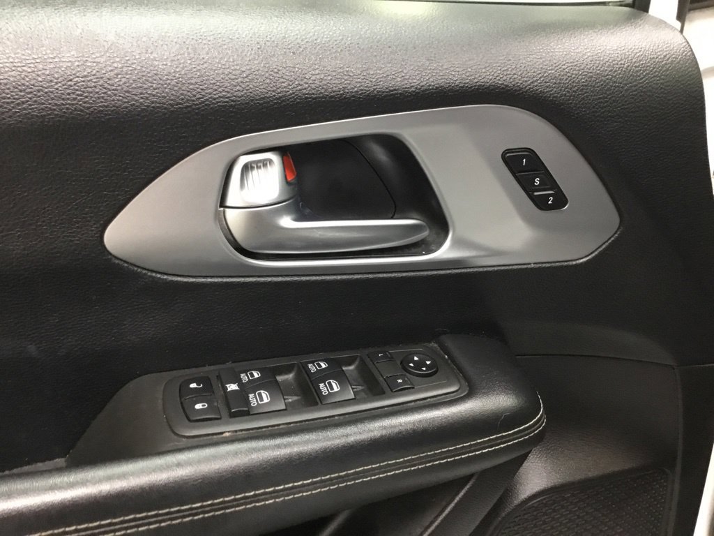 Used 2021 Chrysler Pacifica Touring-L w/ Uconnect Theater Family Group AWD/4WD image 7