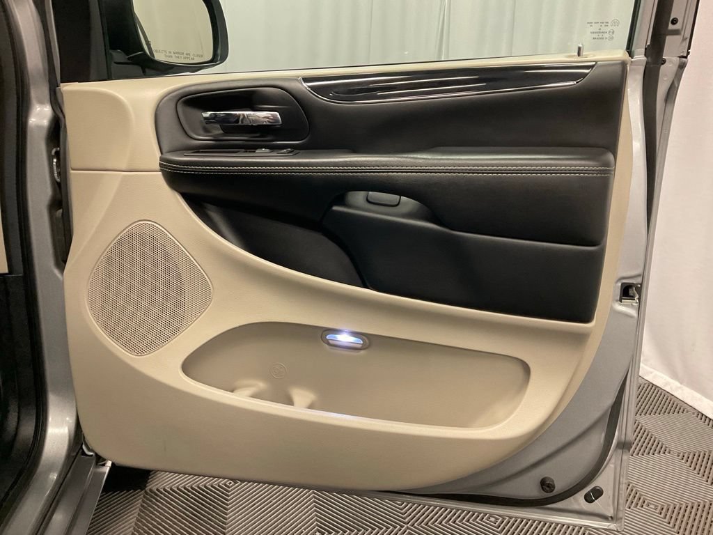 Used 2018 Dodge Grand Caravan SXT FWD image 30