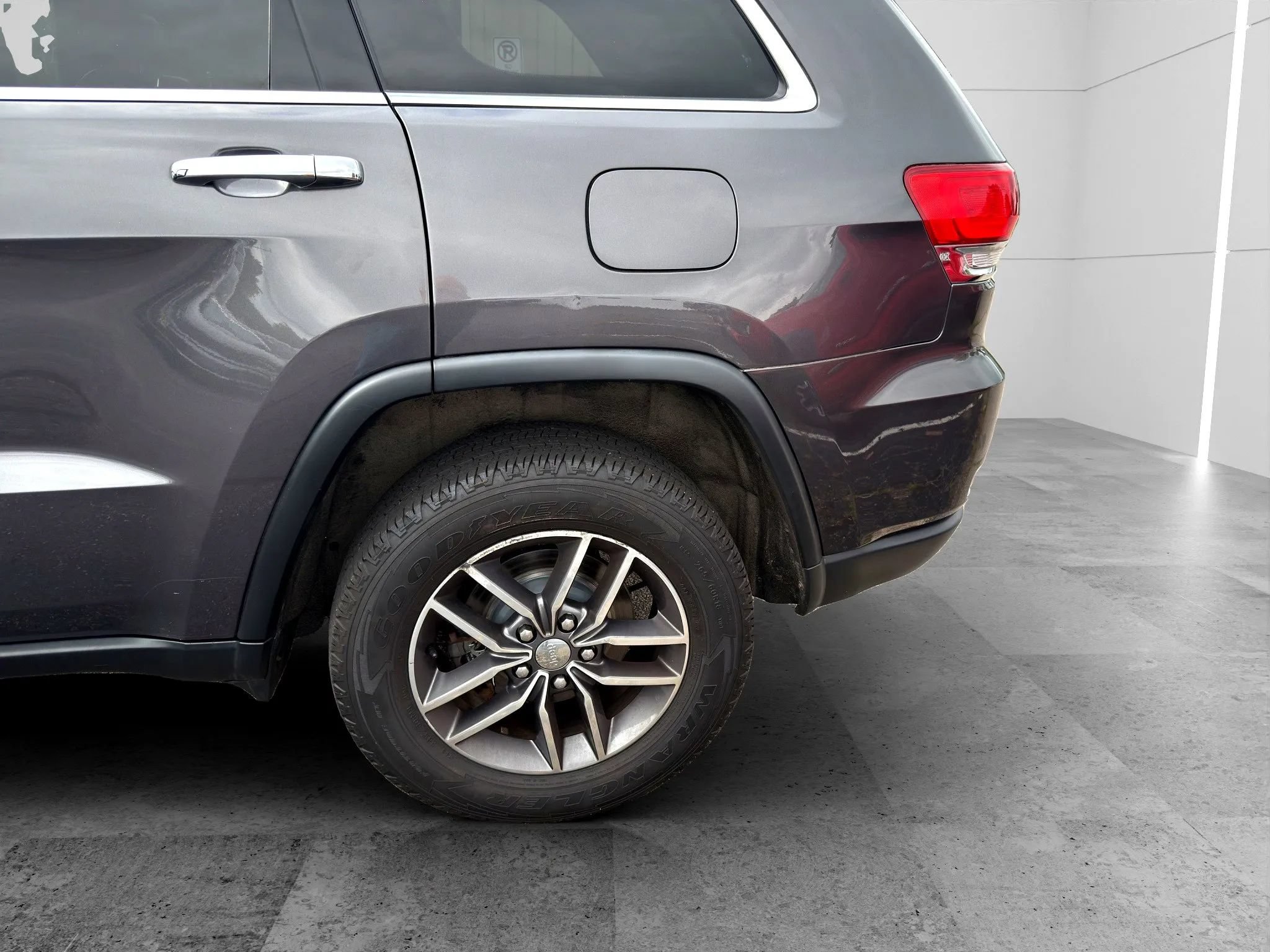 Used 2017 Jeep Grand Cherokee Limited AWD/4WD image 23