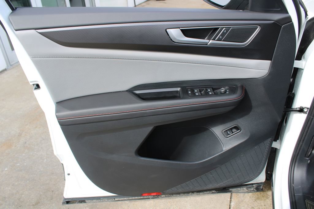 Certified 2025 Volkswagen Atlas Peak Edition SE image 9