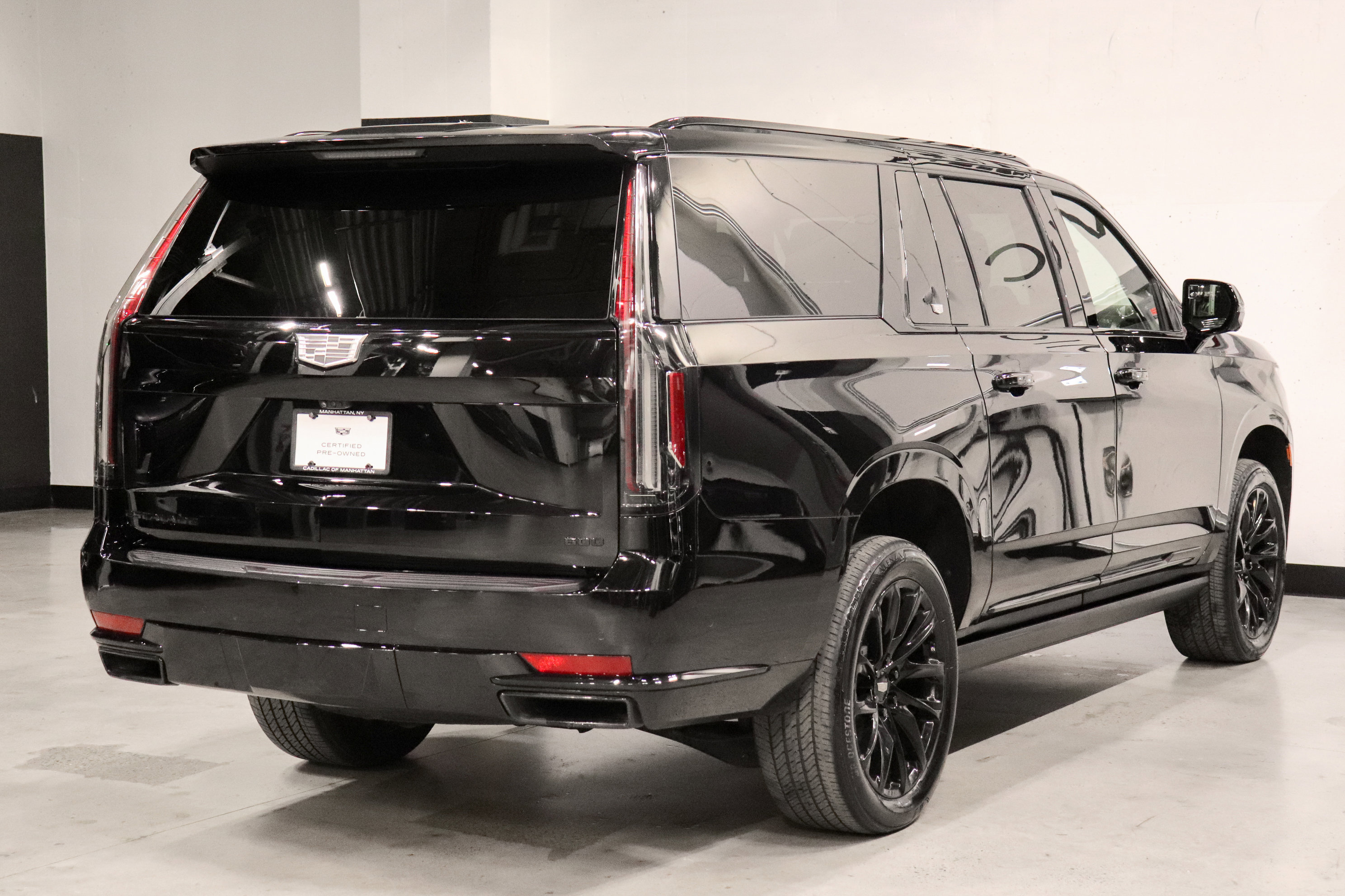Used 2023 Cadillac Escalade ESV Sport Platinum w/ LPO, ONYX Package image 5