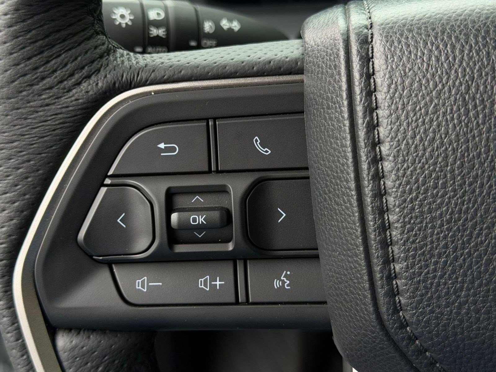 Used 2025 Toyota Tacoma Limited AWD/4WD image 16