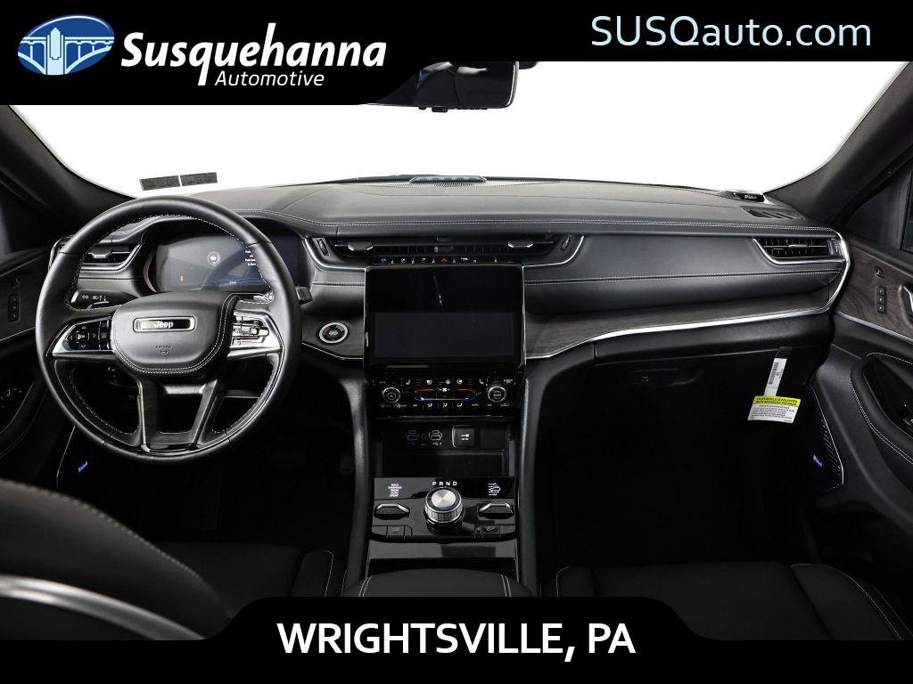 Used 2023 Jeep Grand Cherokee Overland w/ Advanced Protech Group III image 3