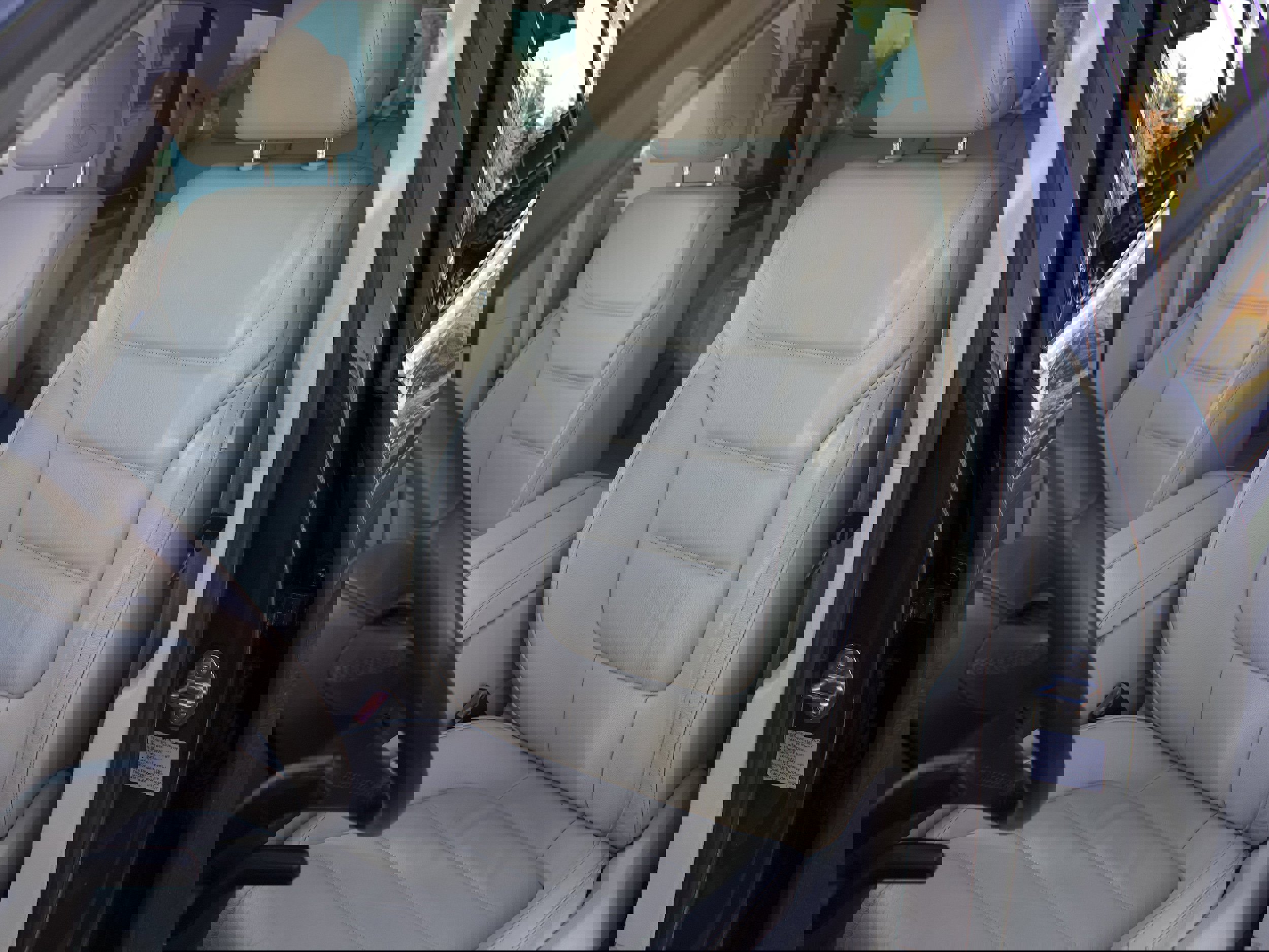 Used 2012 Volkswagen Touareg TDI image 12