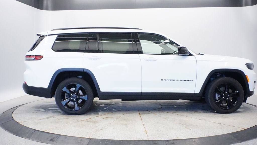Used 2023 Jeep Grand Cherokee L Laredo image 6