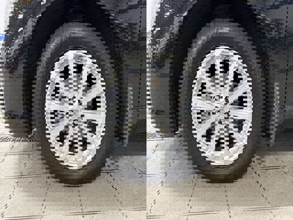 Used 2012 Toyota Venza LE w/ LE Convenience Pkg image 10