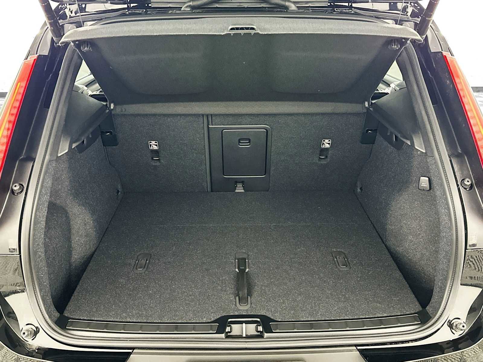 Used 2025 Volvo XC40 B5 Plus w/ Protection Package Premier image 22