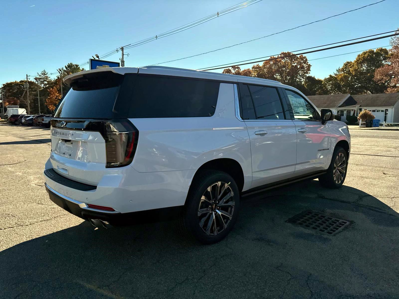 New 2026 Chevrolet Suburban High Country image 3