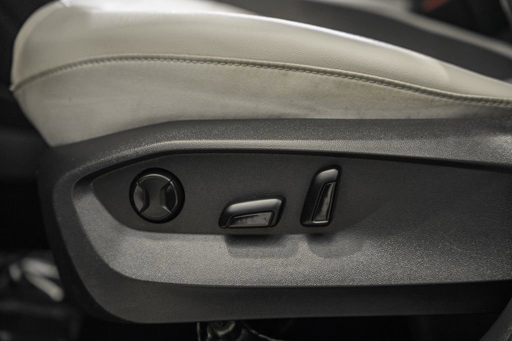 Used 2025 Volkswagen Taos SE w/ Panoramic Sunroof Package image 42