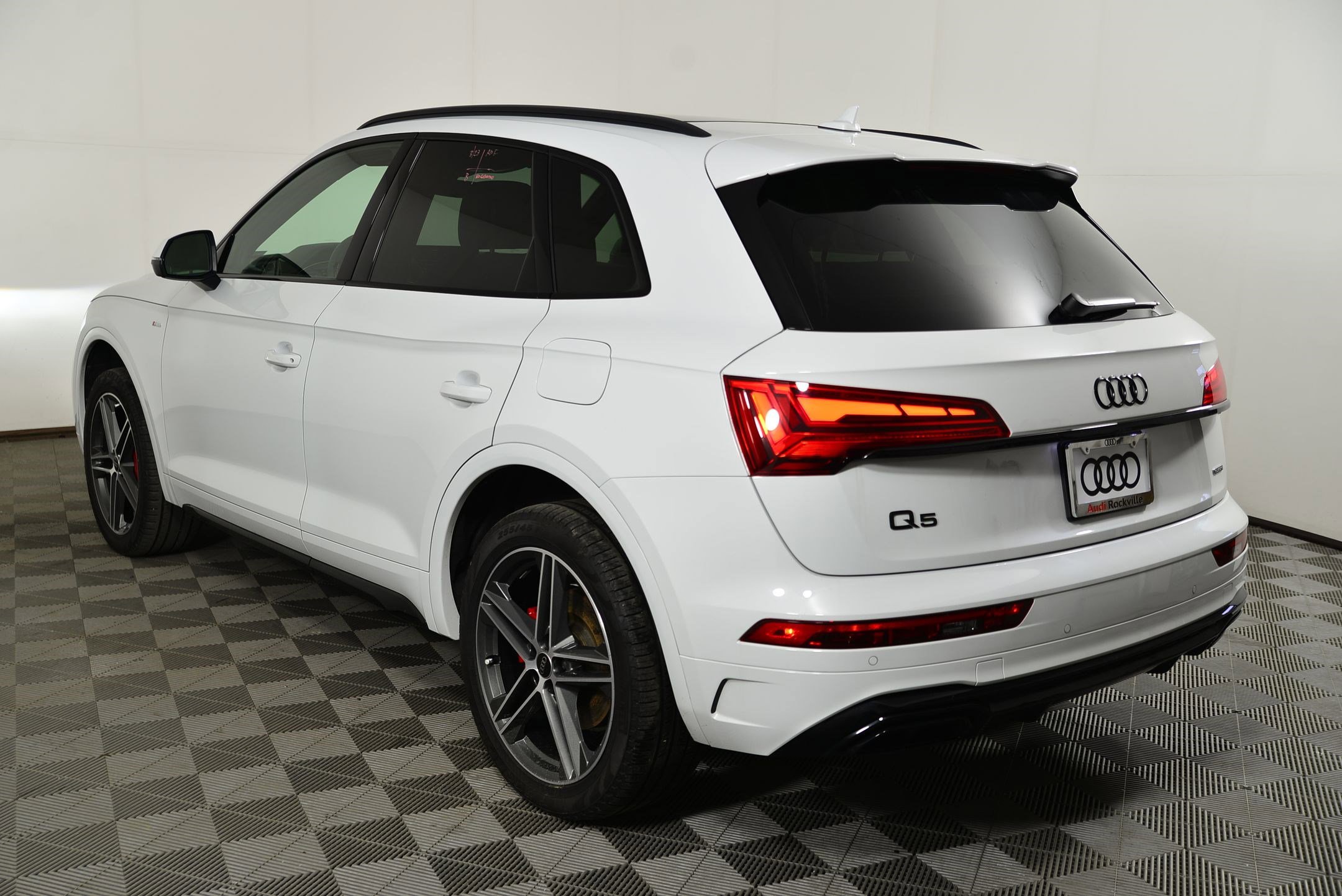 Certified 2024 Audi Q5 e Premium Plus image 3