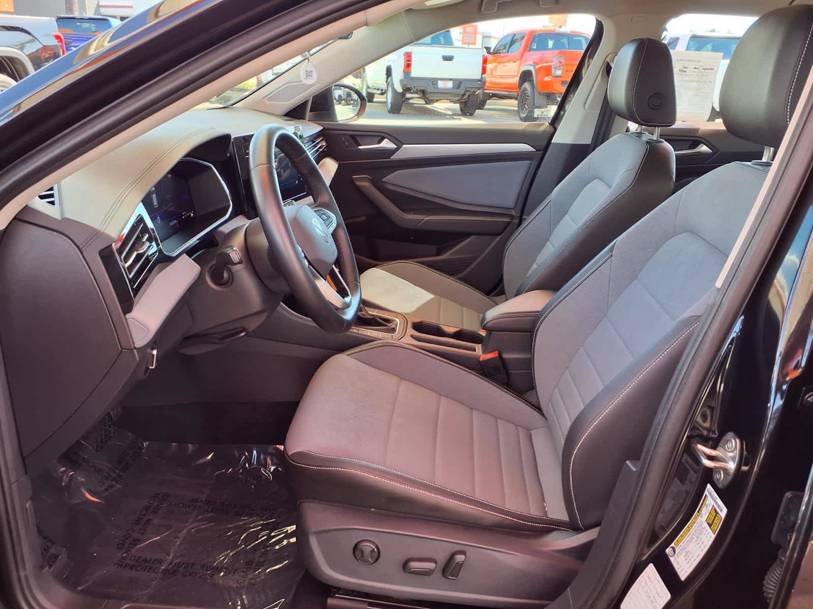 Used 2025 Volkswagen Jetta SE FWD image 16