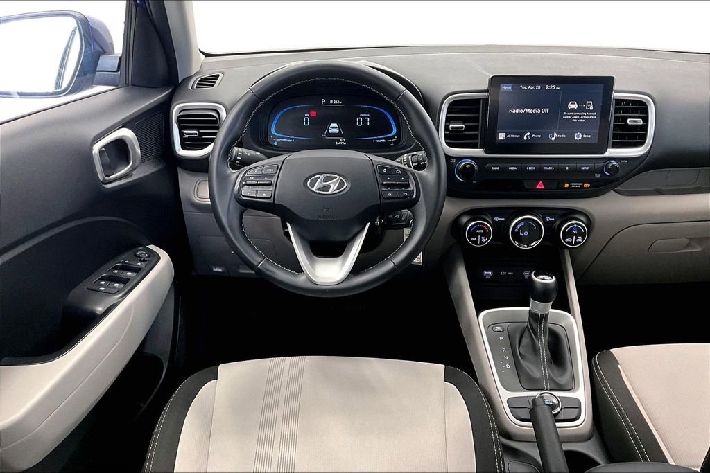 Used 2023 Hyundai Venue SEL FWD image 5