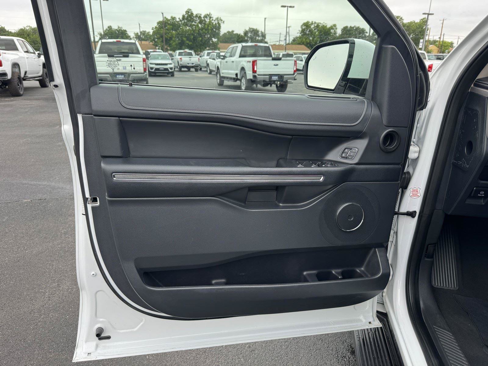 Used 2024 Ford Expedition XLT AWD/4WD image 26