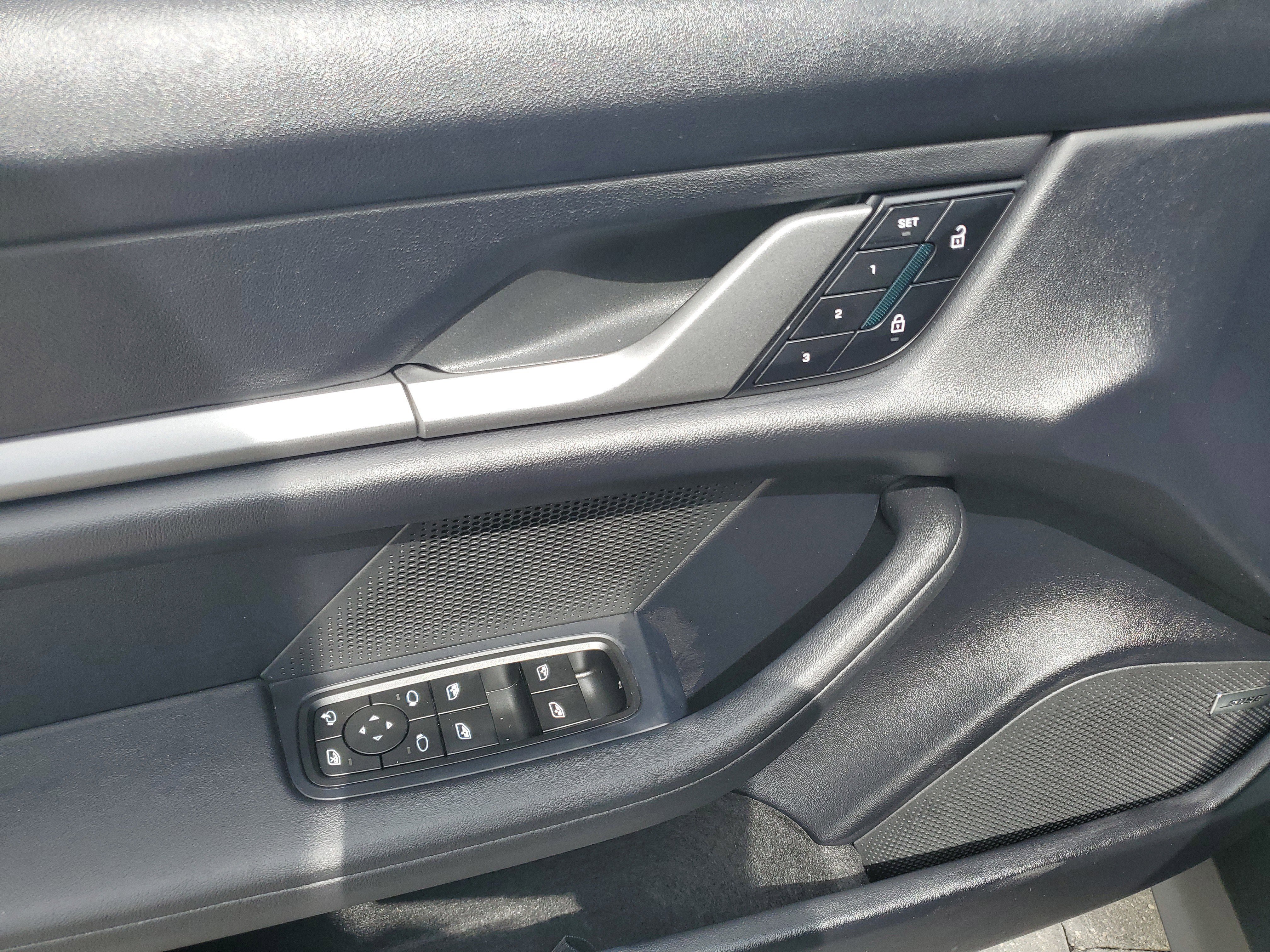 Used 2025 Porsche Taycan image 18