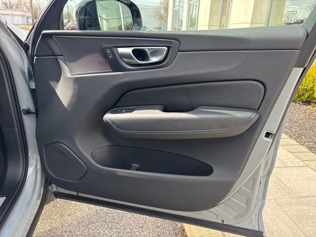 Used 2025 Volvo XC60 B5 Plus AWD/4WD image 15