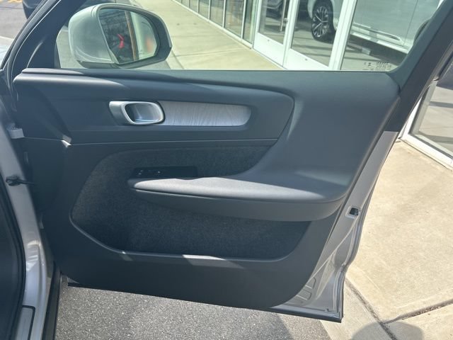 Certified 2025 Volvo XC40 B5 Plus AWD/4WD image 14