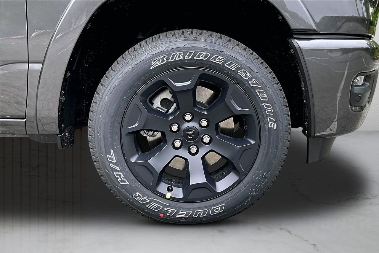New 2026 RAM 1500 4x4 Crew Cab image 32