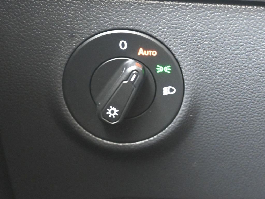 Certified 2024 Volkswagen Taos SE image 24