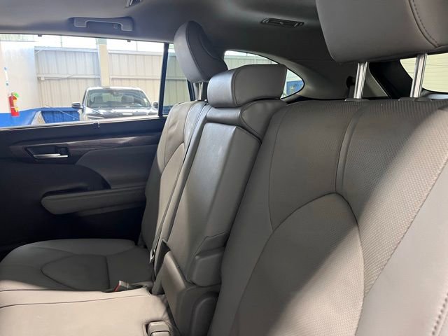 Used 2021 Toyota Highlander Limited image 18