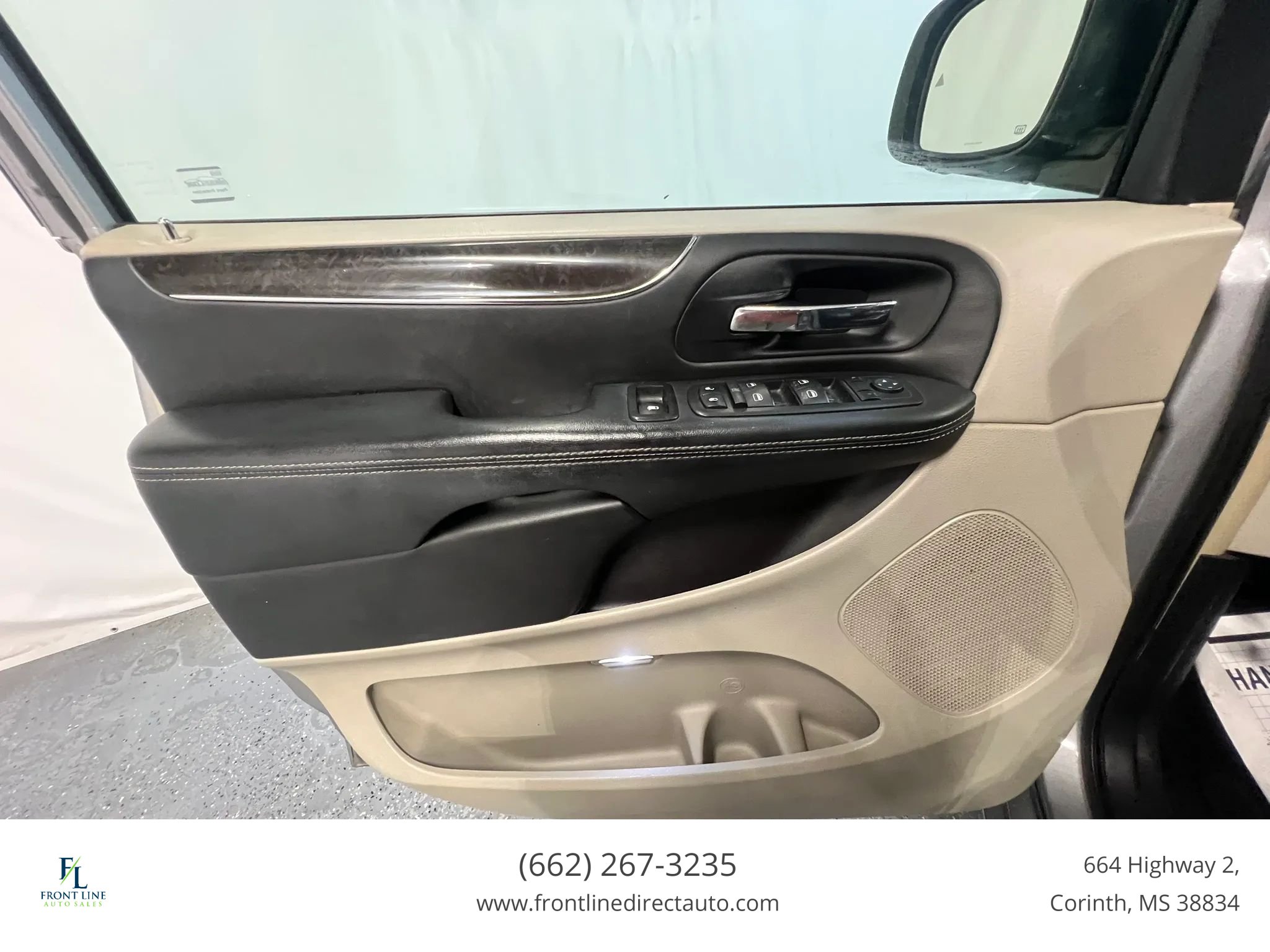 Used 2013 Chrysler Town & Country Touring-L w/ Driver Convenience Group FWD image 11