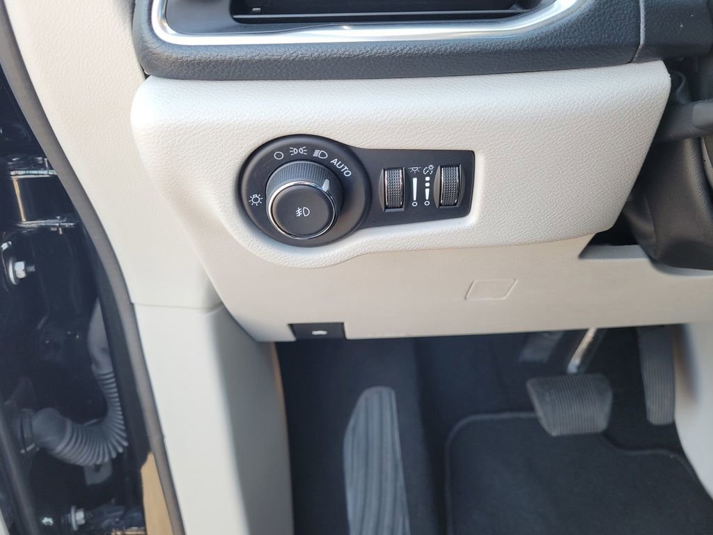 Used 2023 Chrysler Pacifica Limited FWD image 25