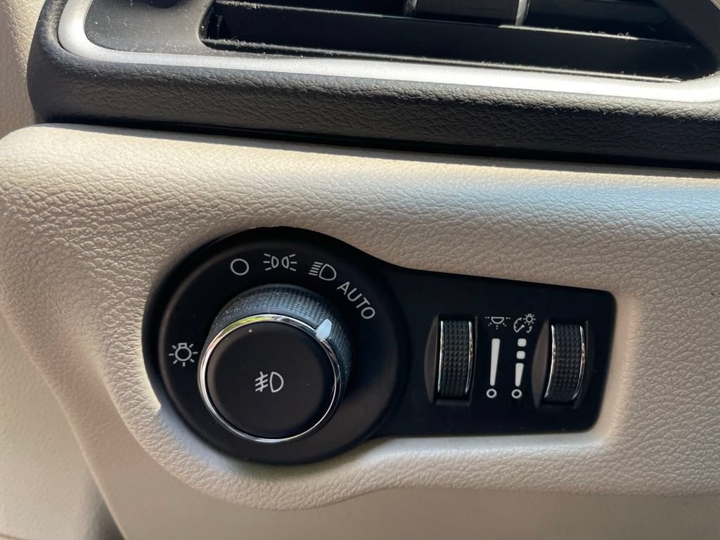 Used 2022 Chrysler Pacifica Touring-L FWD image 11