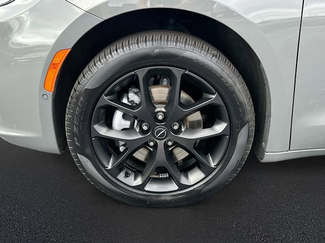 Used 2025 Chrysler Pacifica Limited w/ Uconnect Theater Family Group AWD/4WD image 35