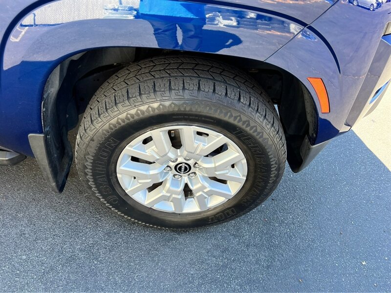 Used 2022 Nissan Frontier SV w/ Graphics Package AWD/4WD image 11