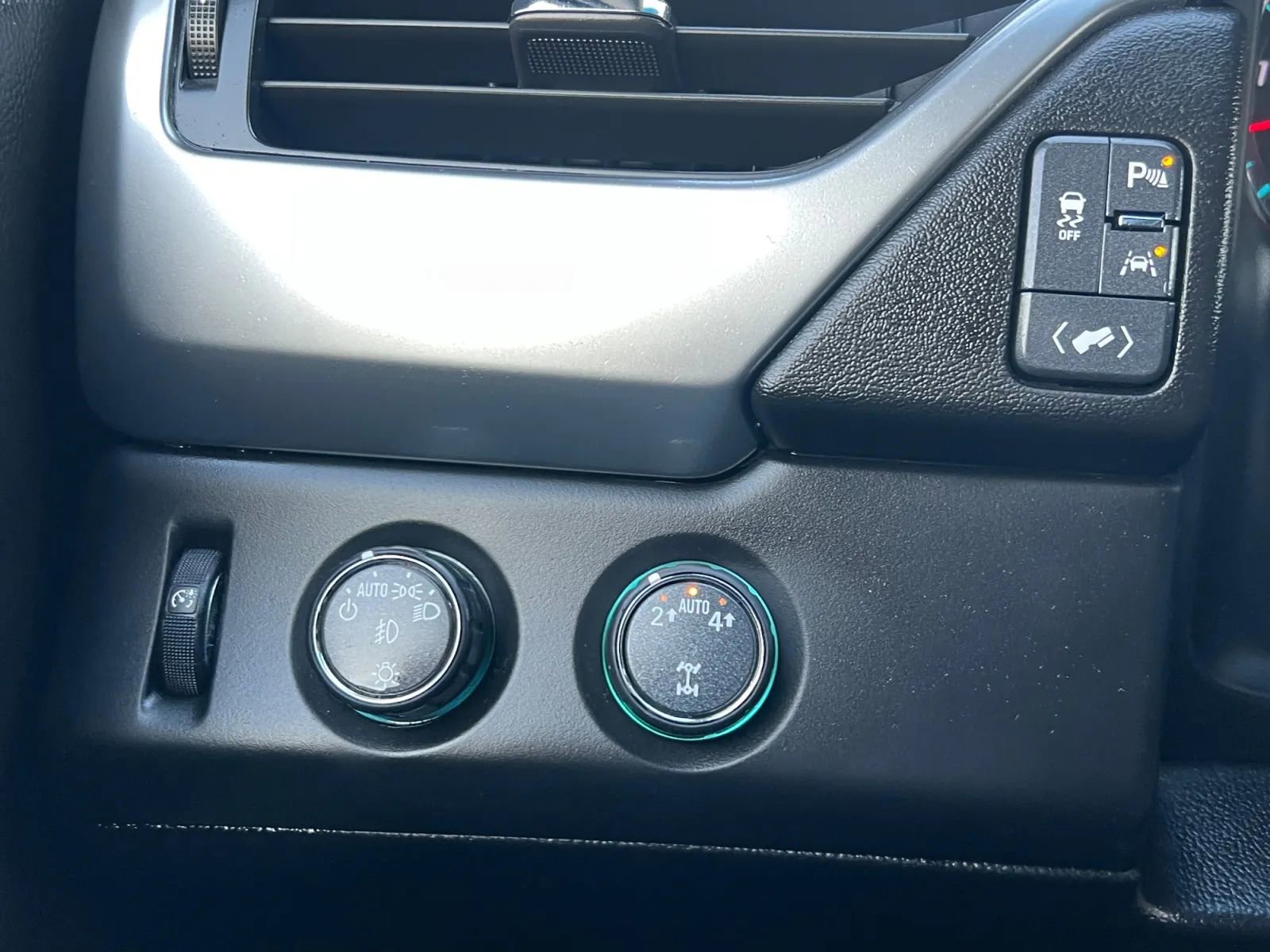 Used 2018 Chevrolet Suburban LT w/ Luxury Package image 44