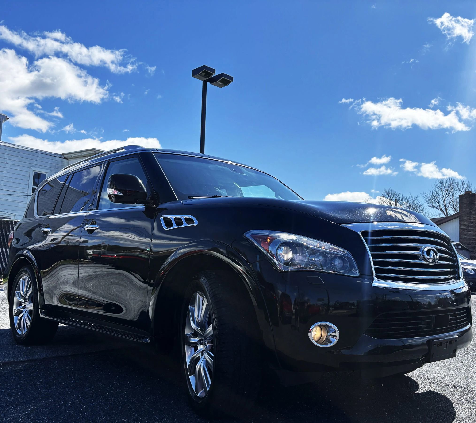 Used 2012 INFINITI QX56 4WD w/ Deluxe Touring Pkg image 3
