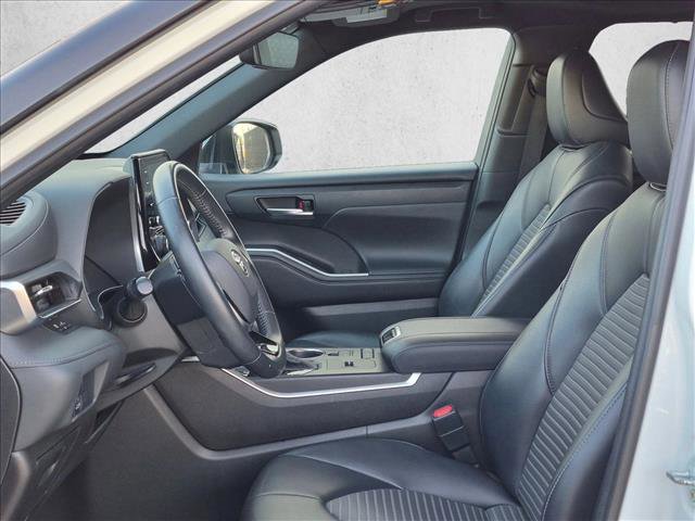 Used 2021 Toyota Highlander XSE FWD image 17