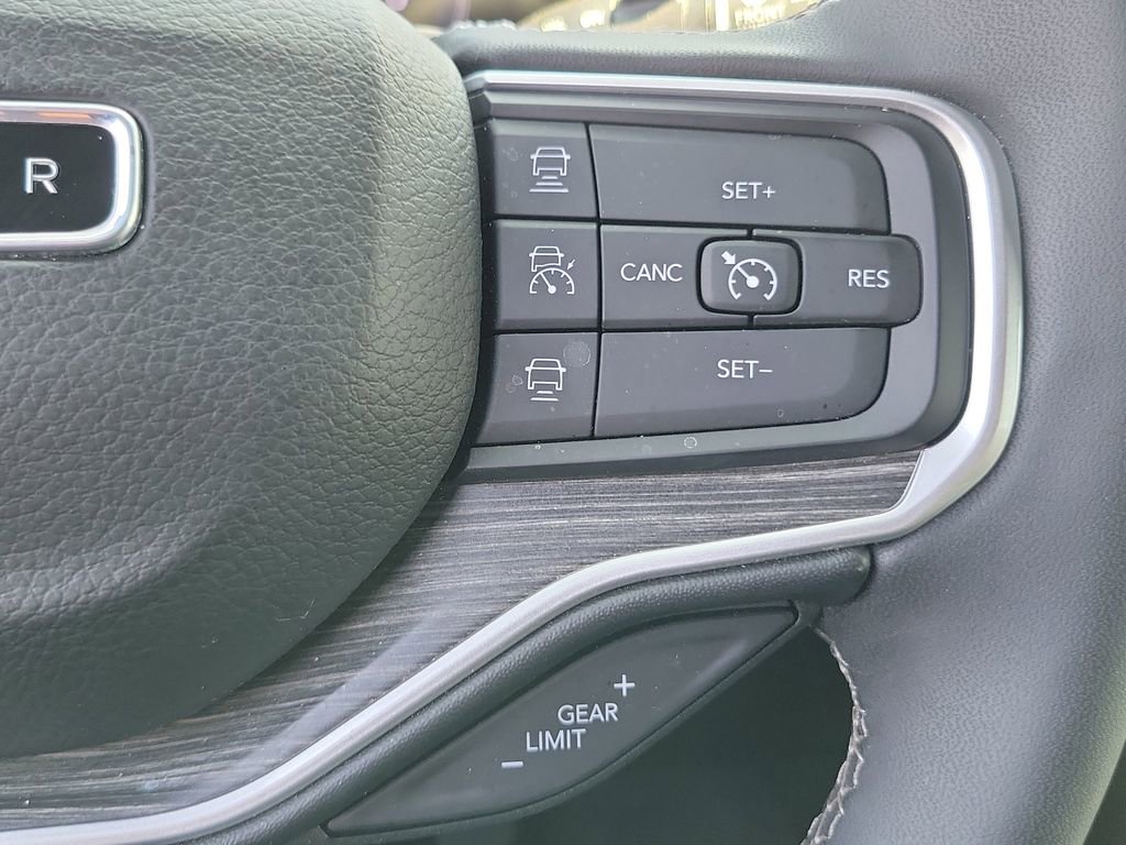 Used 2023 Jeep Wagoneer Series III w/ Convenience Group I AWD/4WD image 11