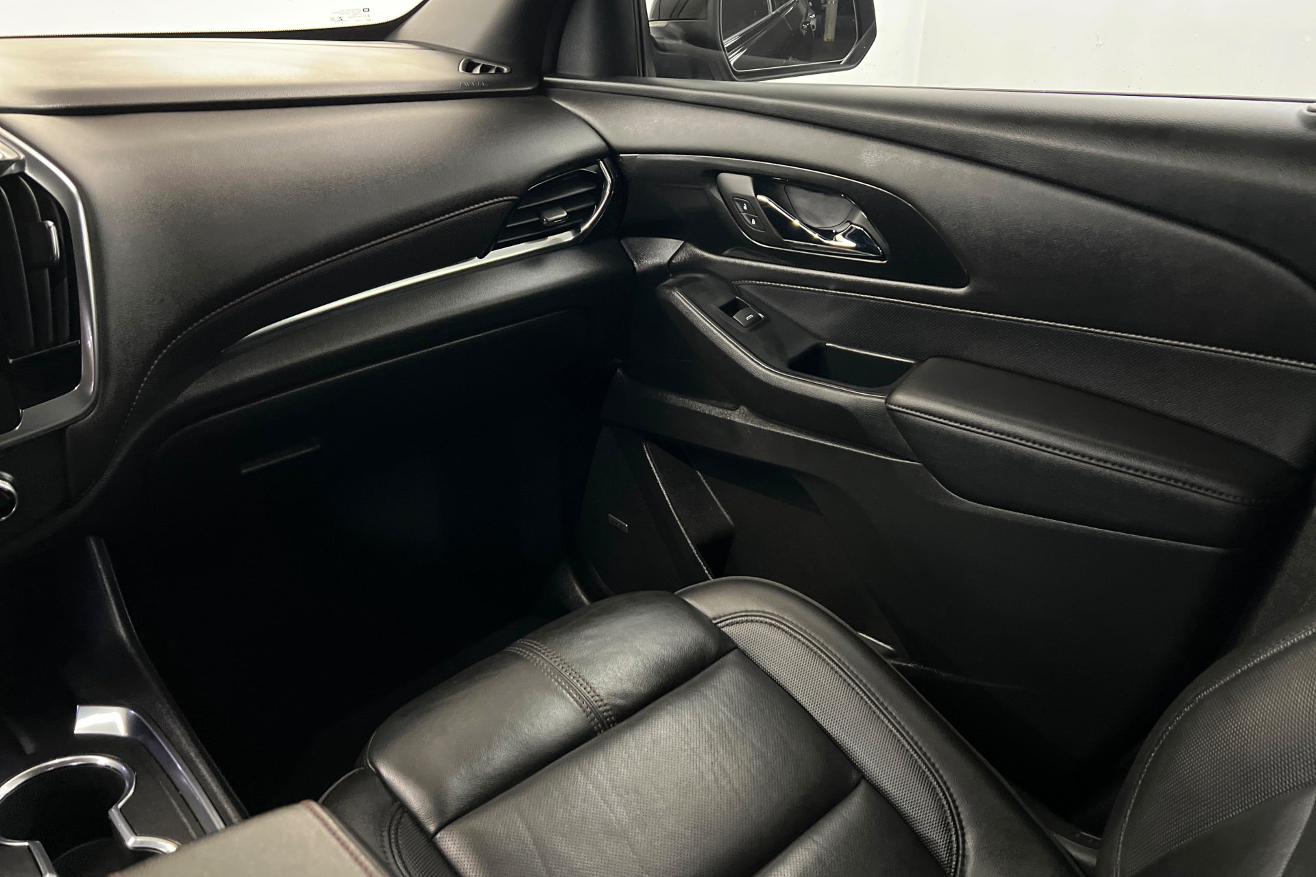 Used 2023 Chevrolet Traverse RS FWD image 11