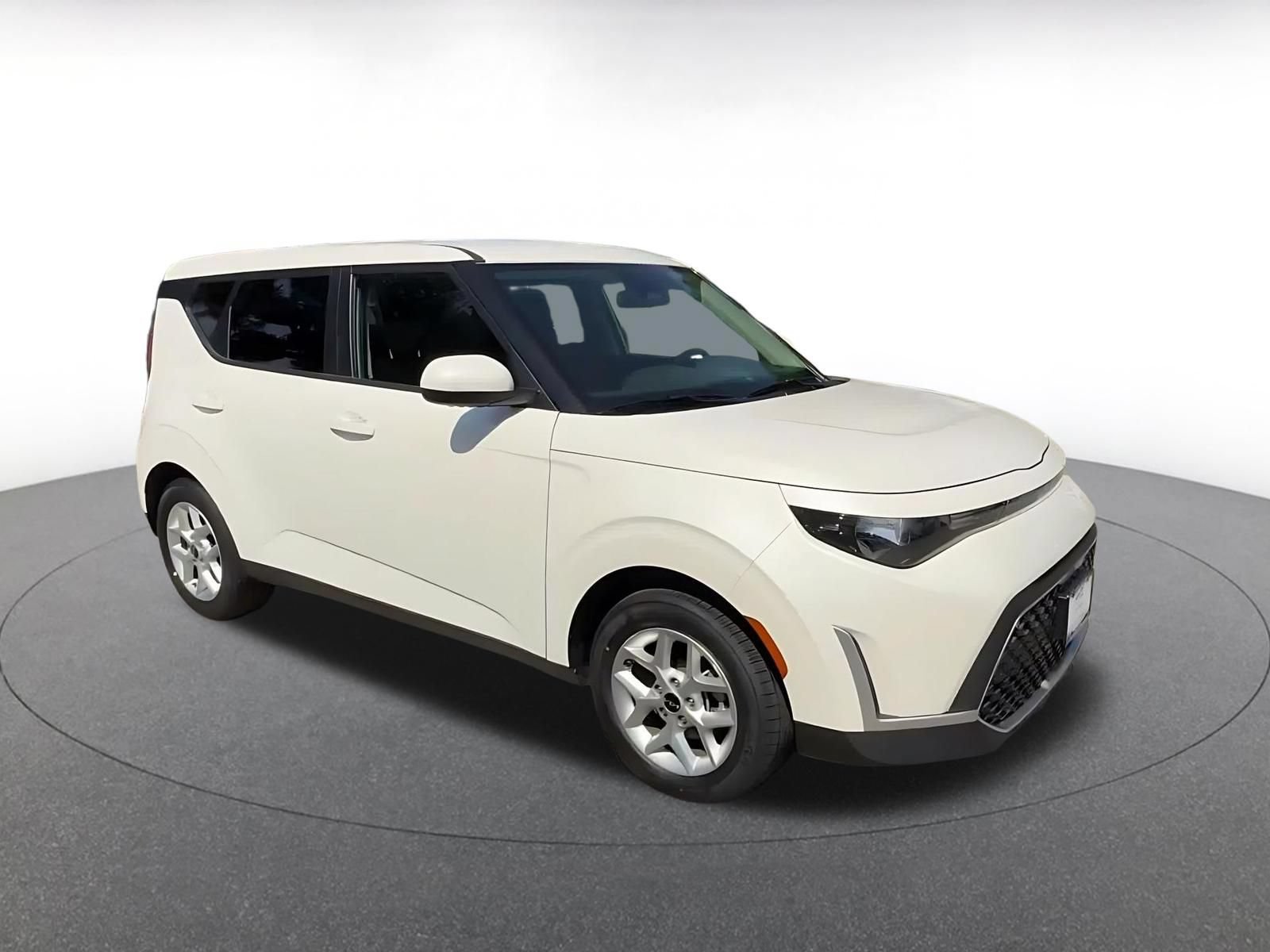 Used 2025 Kia Soul LX w/ LX Technology Package FWD image 2