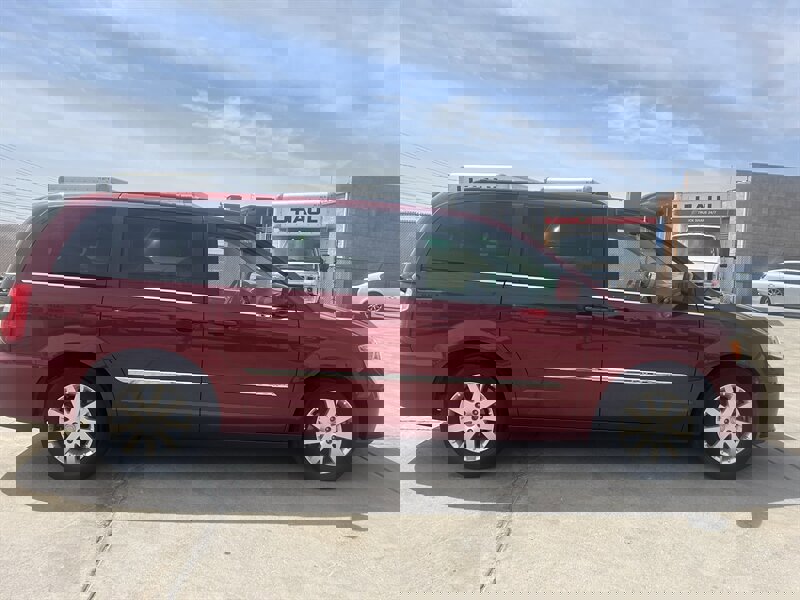 Used 2016 Chrysler Town & Country Touring image 8