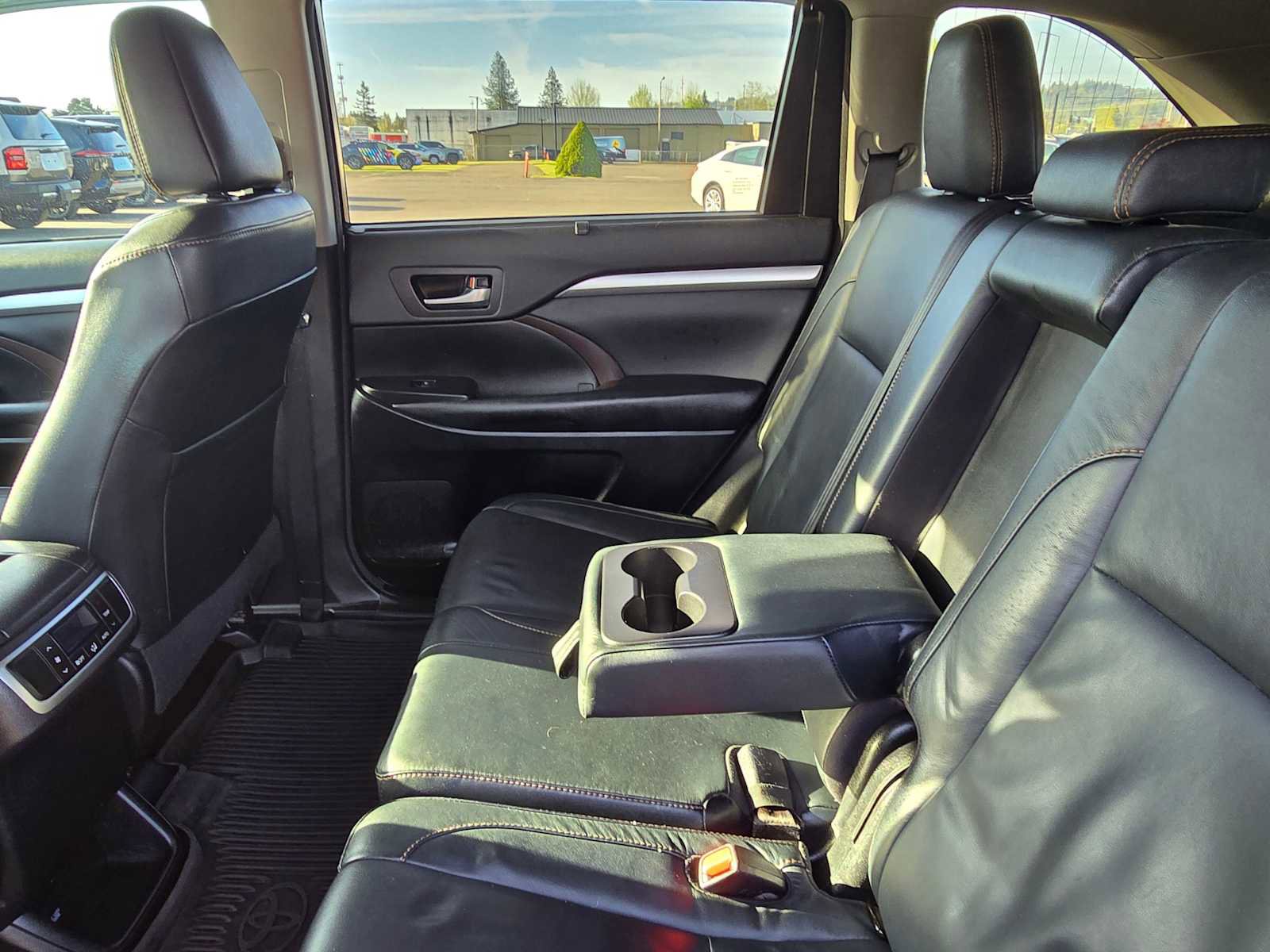 Used 2018 Toyota Highlander XLE image 18