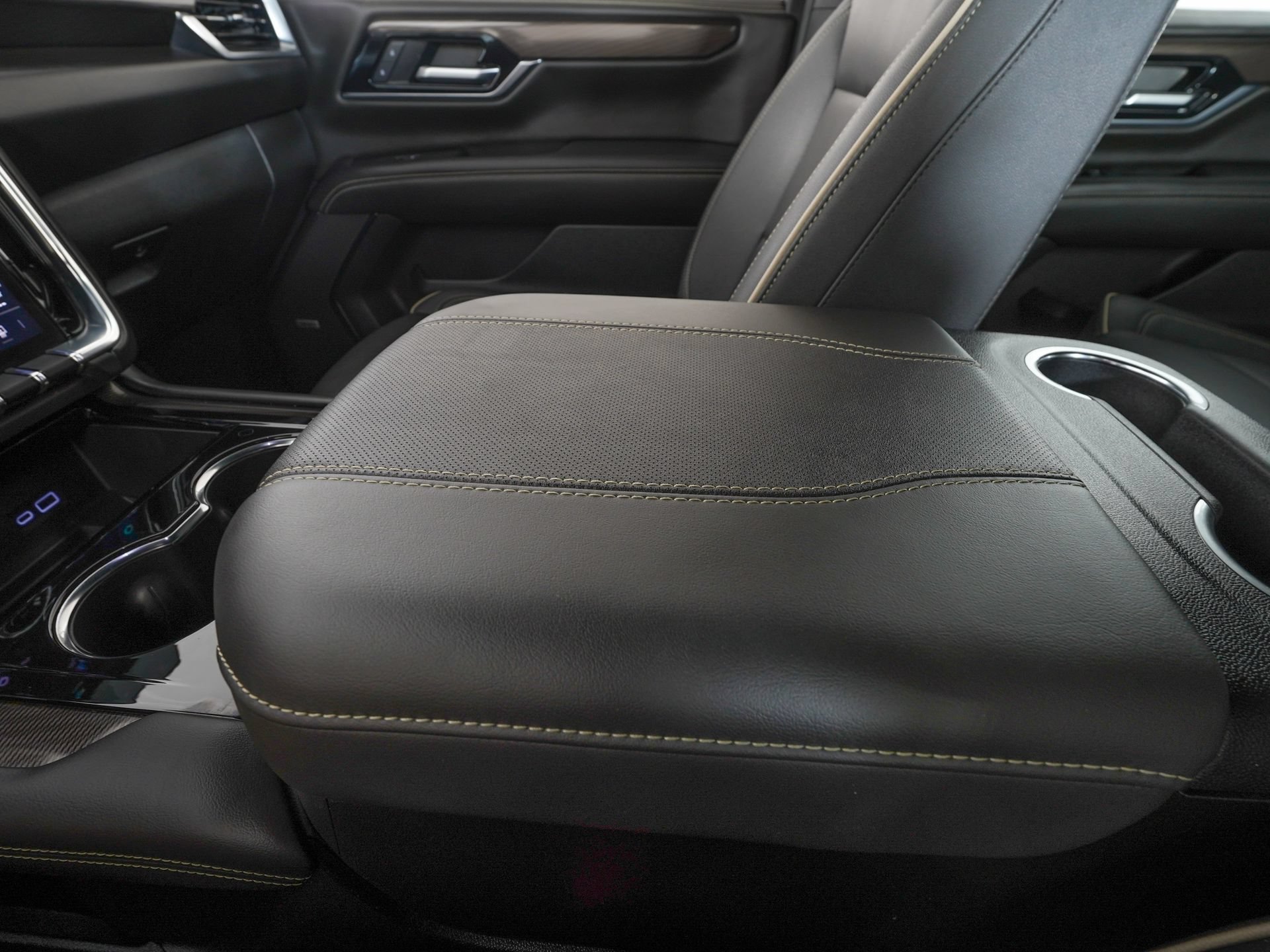 Used 2025 GMC Yukon XL Elevation w/ LPO, Floor Liner Package AWD/4WD image 31