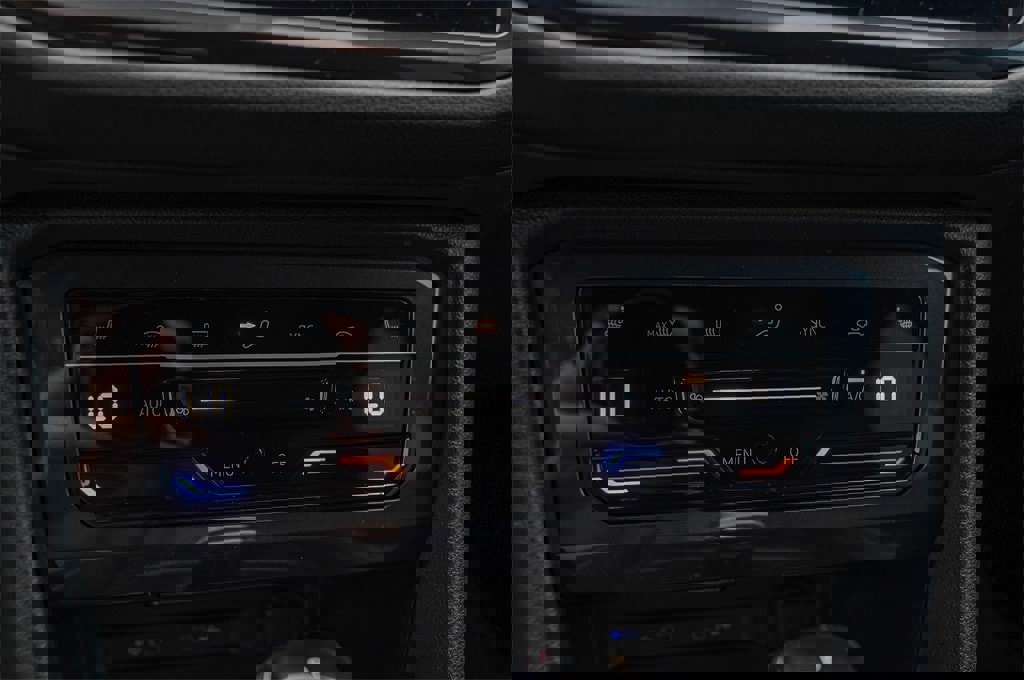 New 2024 Volkswagen Tiguan SE R-Line image 16