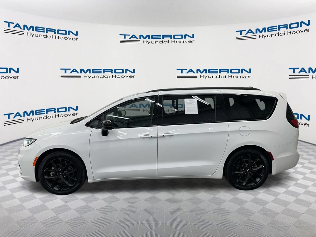 Used 2025 Chrysler Pacifica Limited FWD image 2